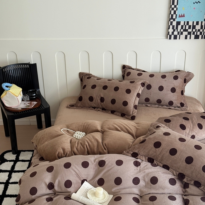 91家纺网 家纺一手货源 找家纺 于果 2025新款牛奶绒印花四件套 咖啡圆点