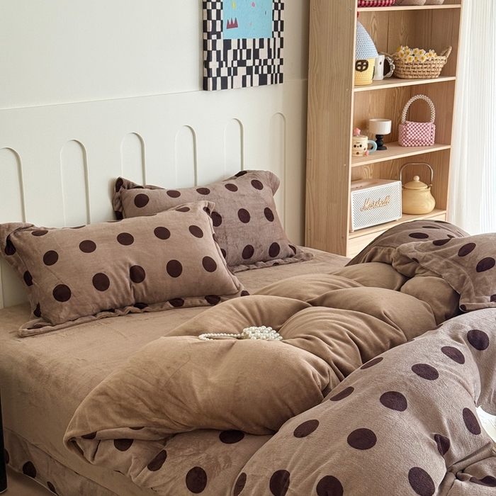 91家纺网 家纺一手货源 找家纺 于果 2025新款牛奶绒印花四件套 咖啡圆点