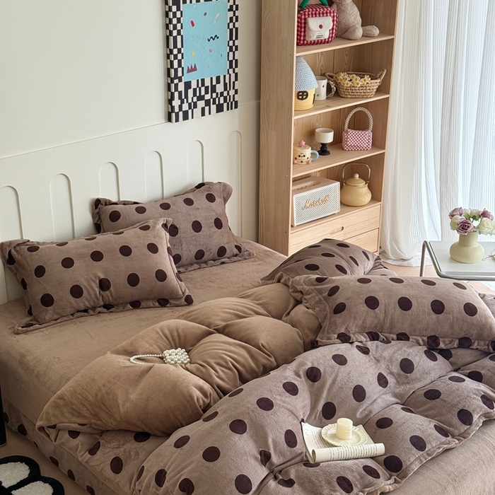 91家纺网 家纺一手货源 找家纺 于果 2025新款牛奶绒印花四件套 咖啡圆点