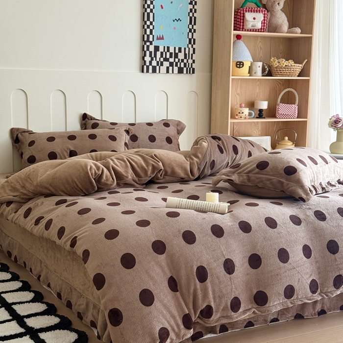 91家纺网 家纺一手货源 找家纺 于果 2025新款牛奶绒印花四件套 咖啡圆点