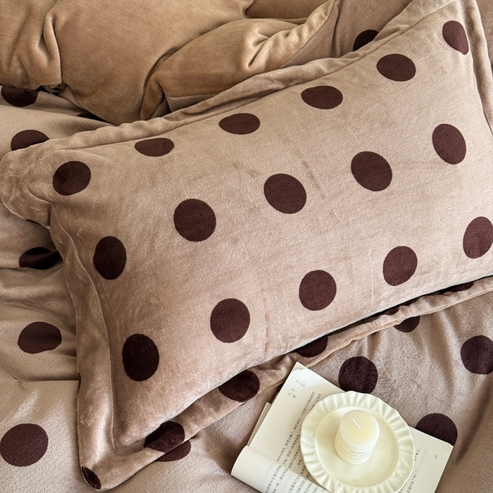 91家纺网 家纺一手货源 找家纺 于果 2025新款牛奶绒印花四件套 咖啡圆点