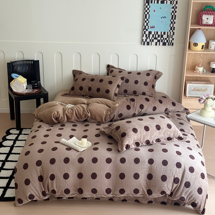 91家纺网 家纺一手货源 找家纺 于果 2025新款牛奶绒印花四件套 咖啡圆点