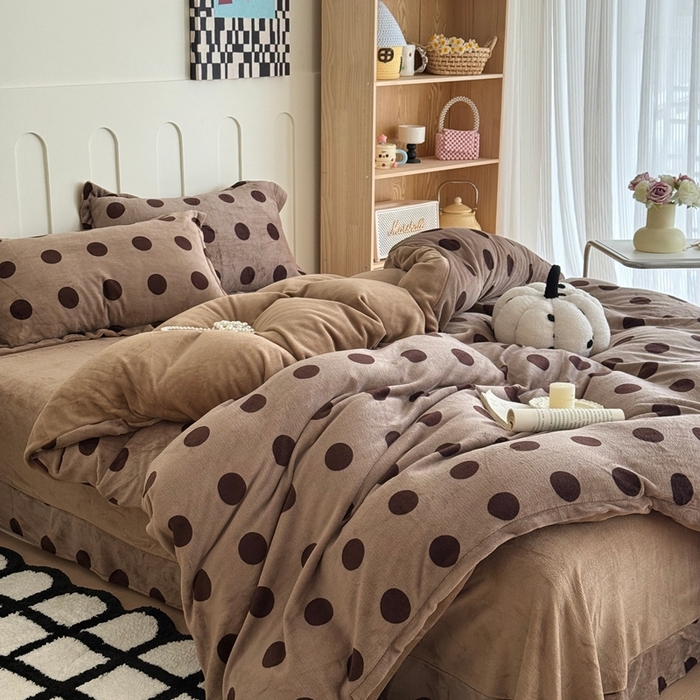 91家纺网 家纺一手货源 找家纺 于果 2025新款牛奶绒印花四件套 咖啡圆点