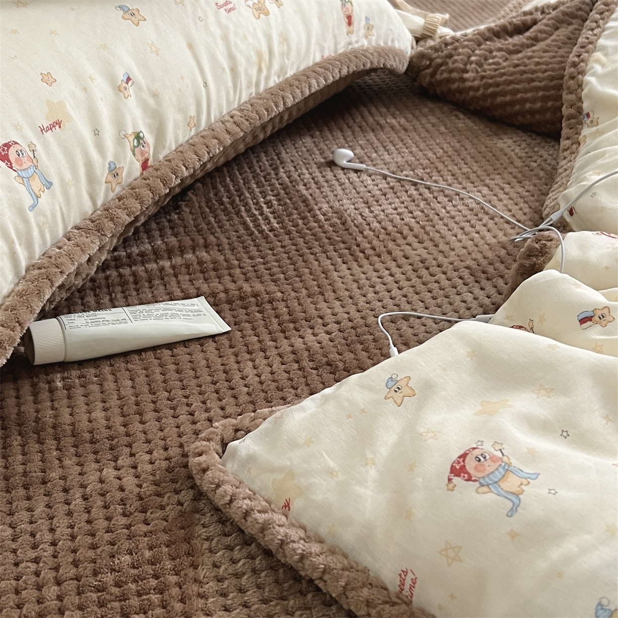 91家纺网 家纺一手货源 找家纺 荣轩 2025秋冬必备新品棉加绒华夫格提花绒工艺款四件套（铺床版）圣诞星语-米