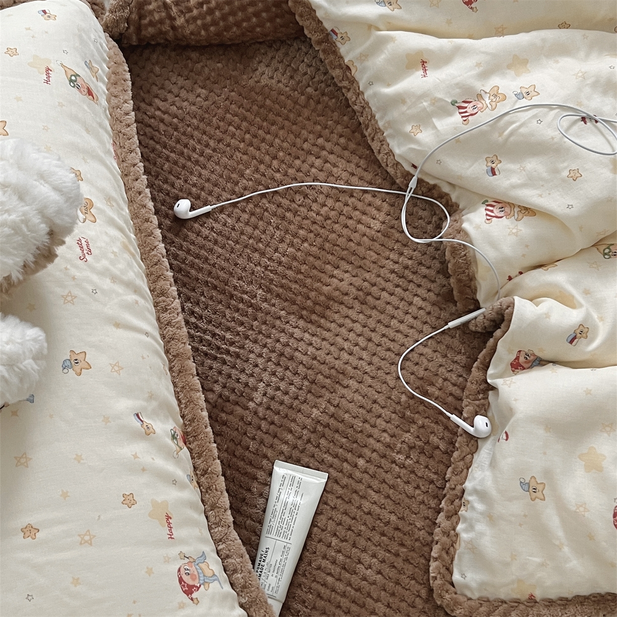 91家纺网 家纺一手货源 找家纺 荣轩 2025秋冬必备新品棉加绒华夫格提花绒工艺款四件套（铺床版）圣诞星语-米