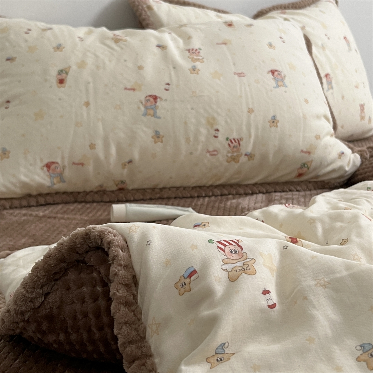 91家纺网 家纺一手货源 找家纺 荣轩 2025秋冬必备新品棉加绒华夫格提花绒工艺款四件套（铺床版）圣诞星语-米