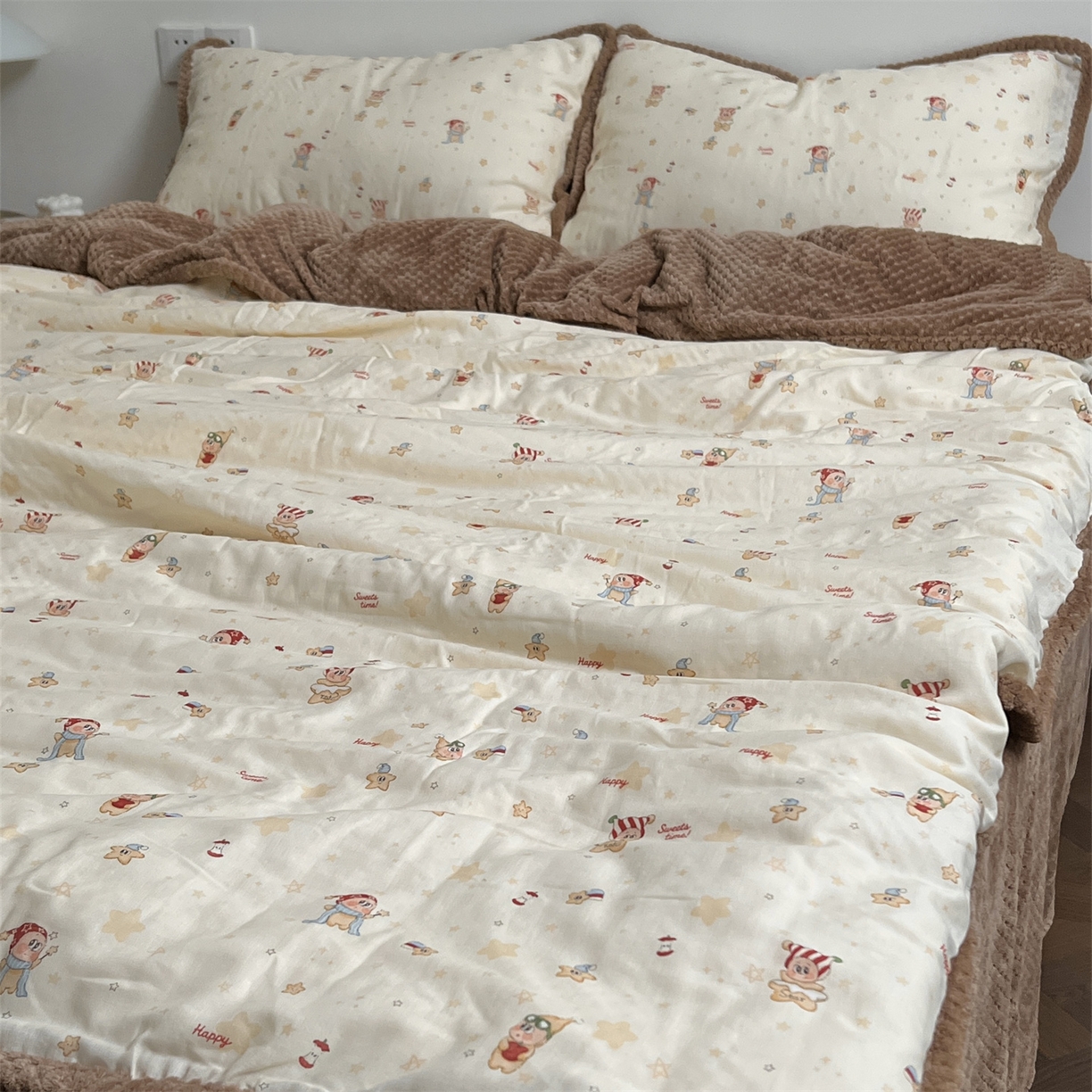 91家纺网 家纺一手货源 找家纺 荣轩 2025秋冬必备新品棉加绒华夫格提花绒工艺款四件套（铺床版）圣诞星语-米