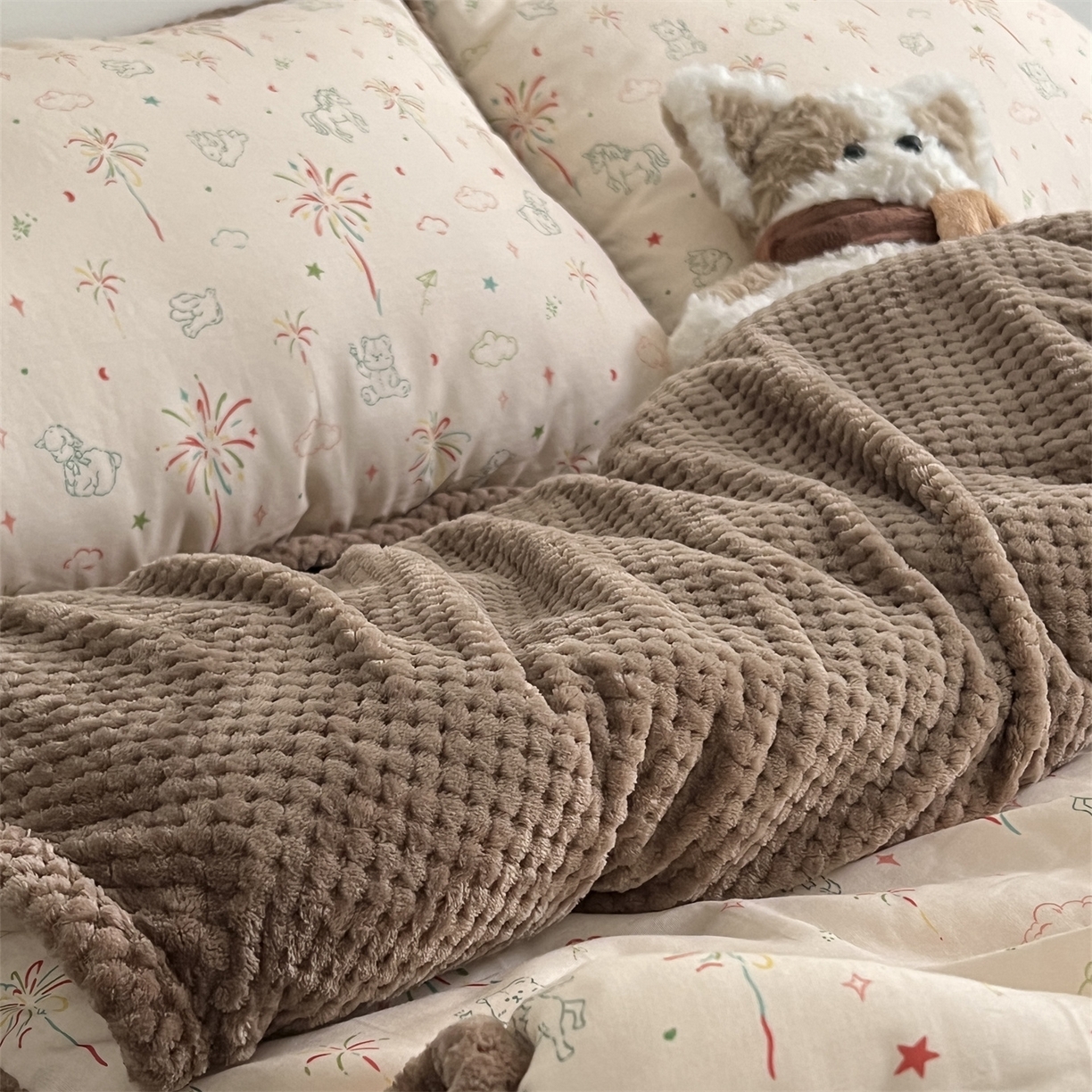 91家纺网 家纺一手货源 找家纺 荣轩 2025秋冬必备新品棉加绒华夫格提花绒工艺款四件套（铺床版） 马上好运