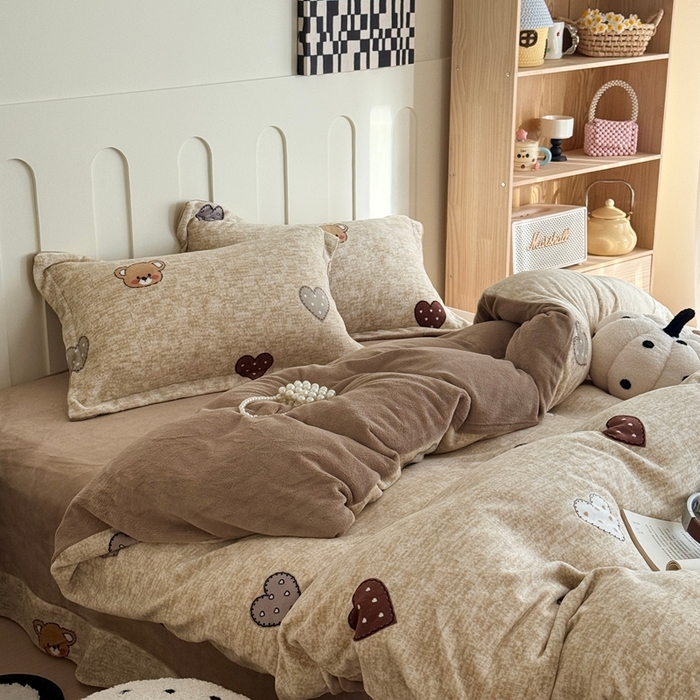 91家纺网 家纺一手货源 找家纺 于果 2025新款牛奶绒印花四件套 萌萌熊心