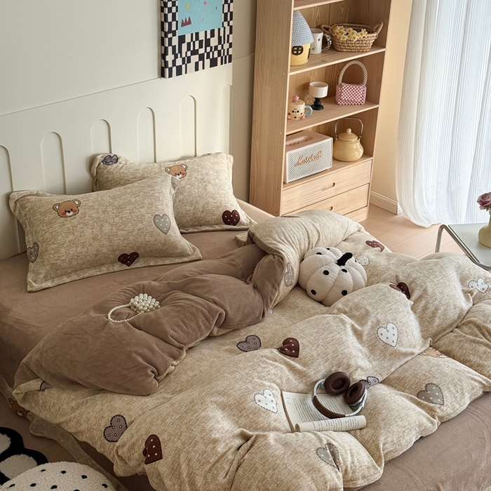 91家纺网 家纺一手货源 找家纺 于果 2025新款牛奶绒印花四件套 萌萌熊心