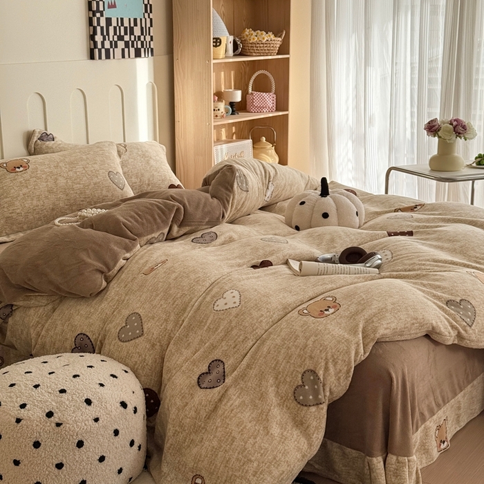 91家纺网 家纺一手货源 找家纺 于果 2025新款牛奶绒印花四件套 萌萌熊心