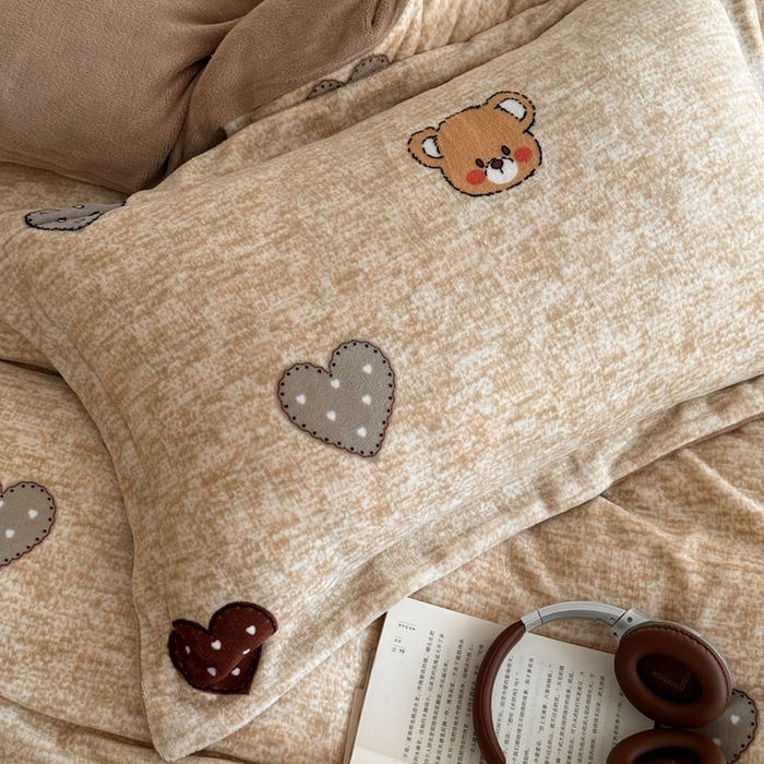 91家纺网 家纺一手货源 找家纺 于果 2025新款牛奶绒印花四件套 萌萌熊心