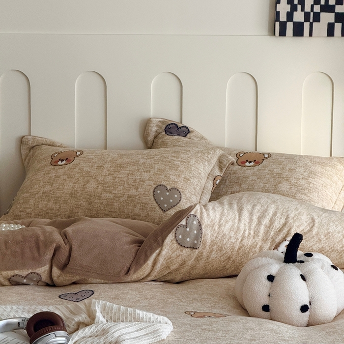 91家纺网 家纺一手货源 找家纺 于果 2025新款牛奶绒印花四件套 萌萌熊心