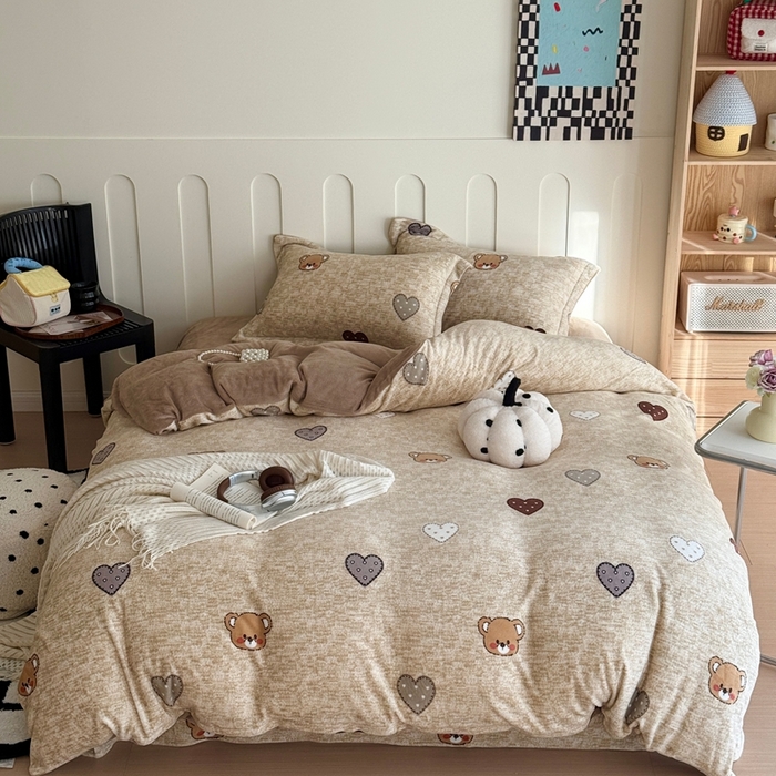 91家纺网 家纺一手货源 找家纺 于果 2025新款牛奶绒印花四件套 萌萌熊心