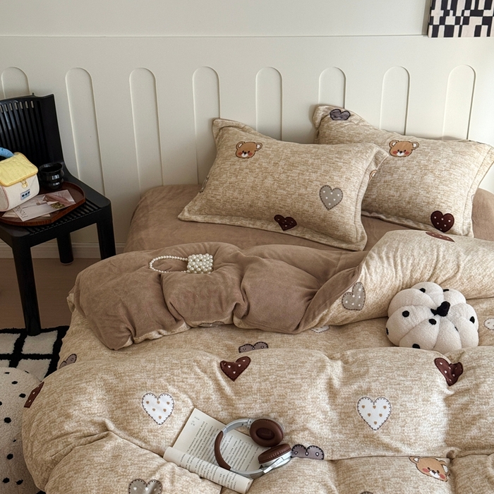 91家纺网 家纺一手货源 找家纺 于果 2025新款牛奶绒印花四件套 萌萌熊心