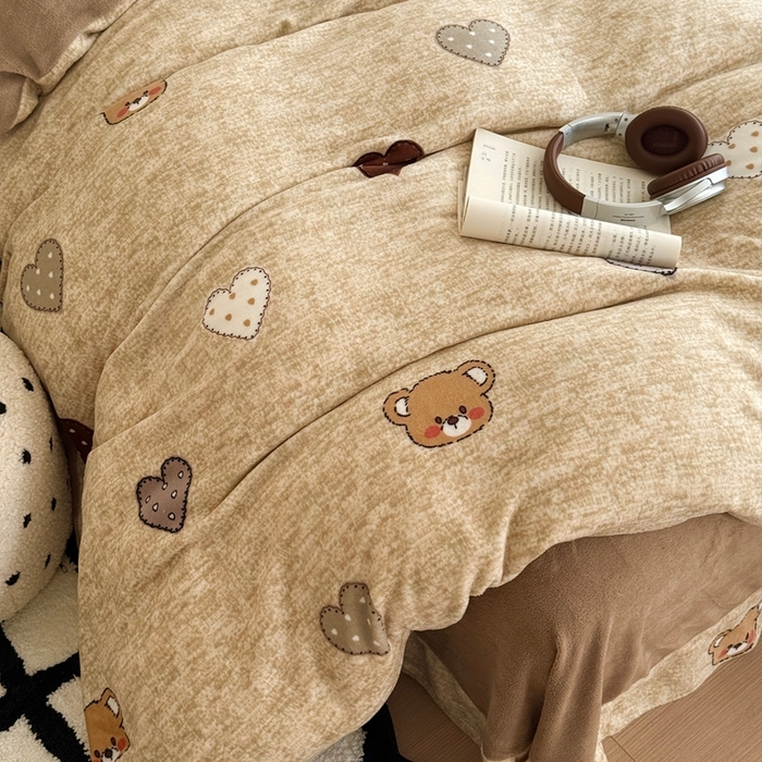 91家纺网 家纺一手货源 找家纺 于果 2025新款牛奶绒印花四件套 萌萌熊心