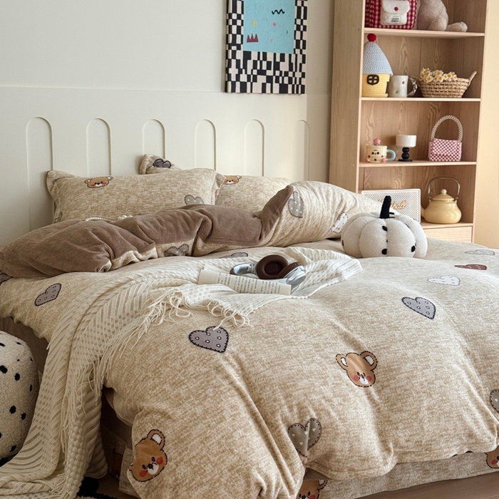 91家纺网 家纺一手货源 找家纺 于果 2025新款牛奶绒印花四件套 萌萌熊心