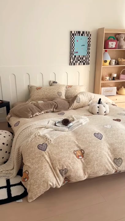 91家纺网 家纺一手货源 找家纺 于果 2025新款牛奶绒印花四件套 萌萌熊心