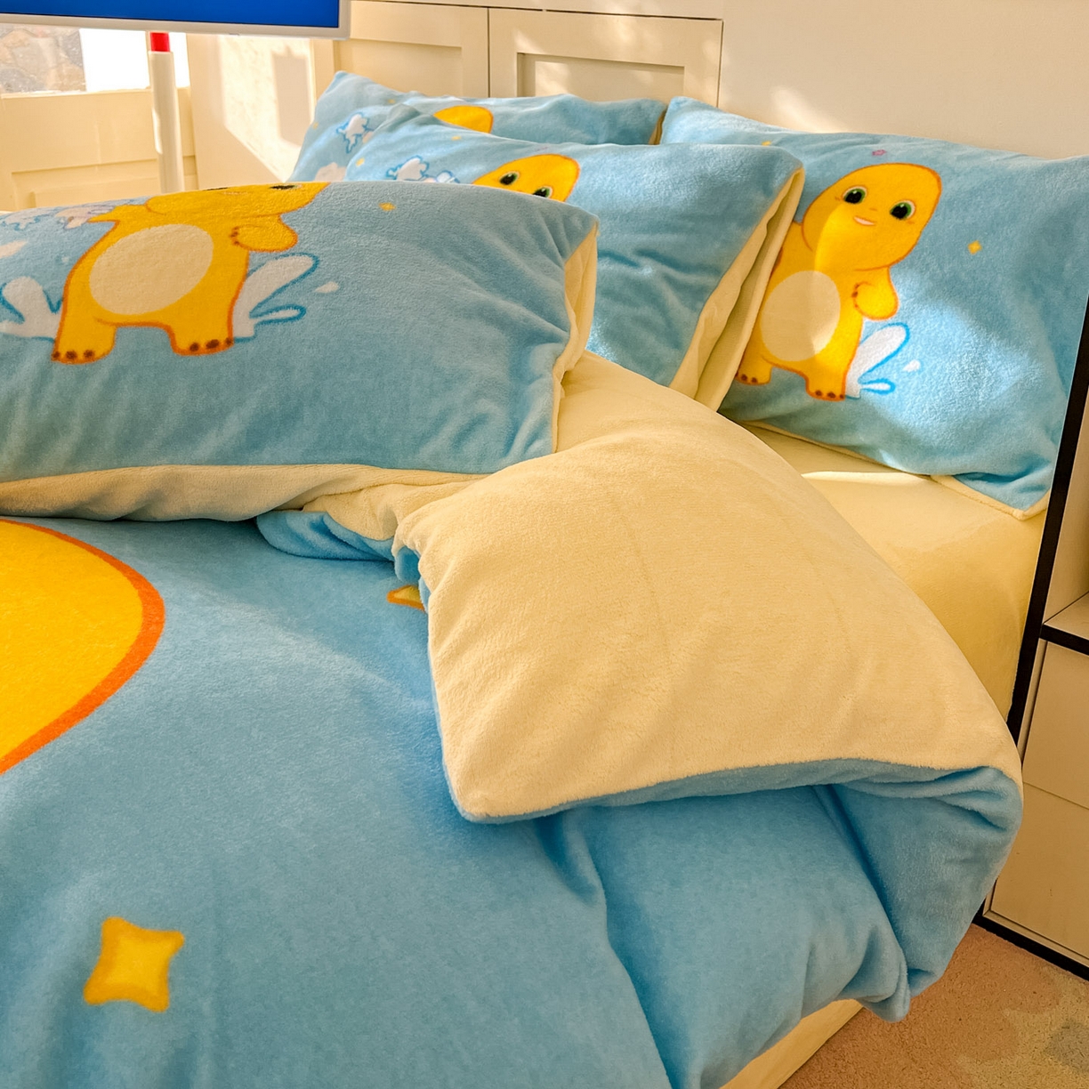 91家纺网 家纺一手货源 找家纺 浩诚 2025秋冬新款高克重牛奶绒大版卡通四件套 快乐狂欢