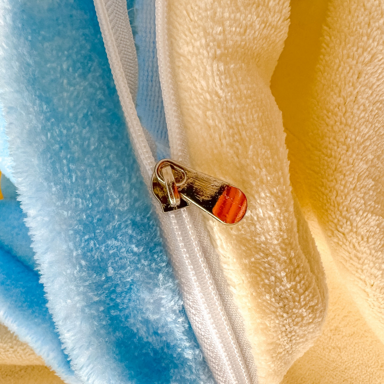 91家纺网 家纺一手货源 找家纺 浩诚 2025秋冬新款高克重牛奶绒大版卡通四件套 快乐狂欢