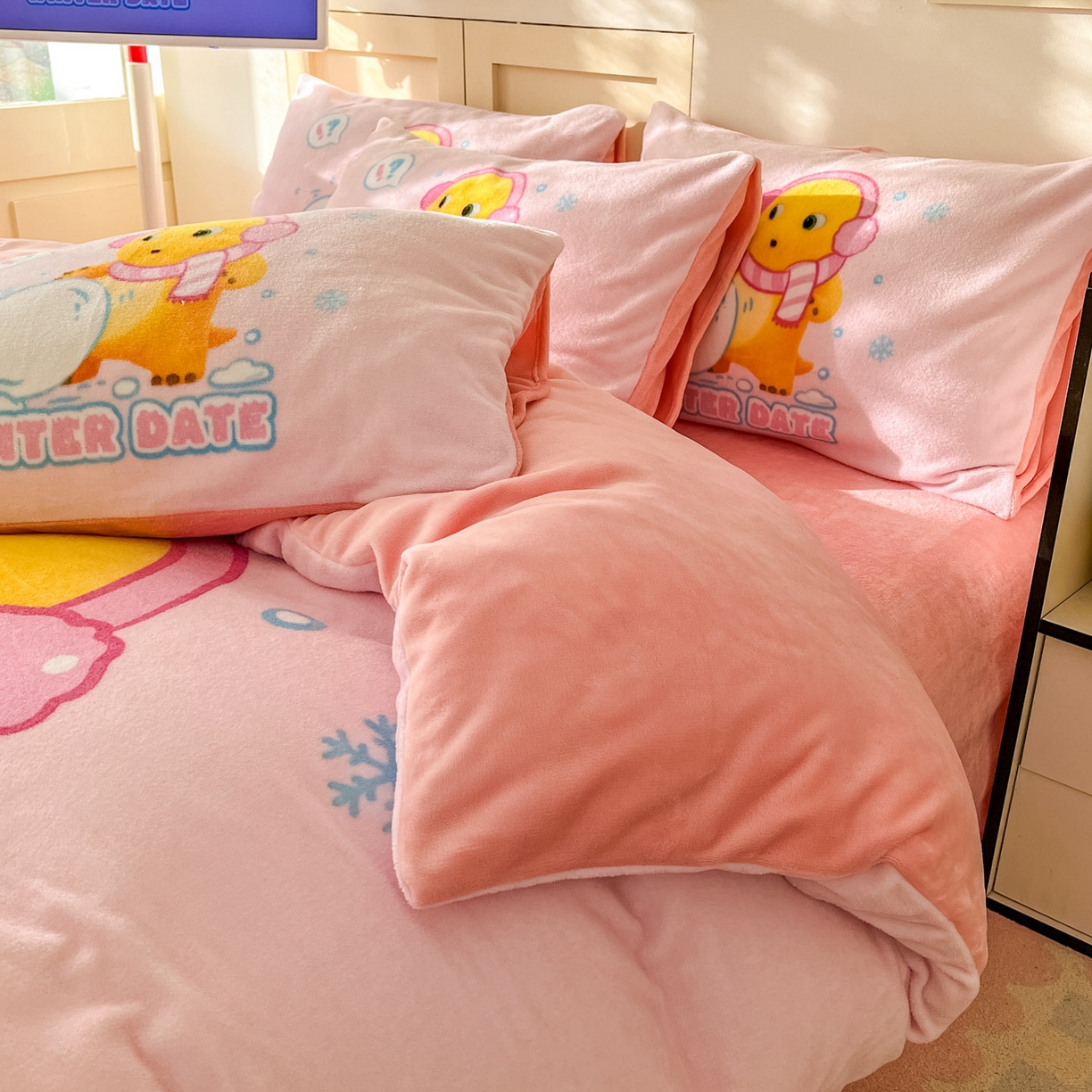 91家纺网 家纺一手货源 找家纺 浩诚 2025秋冬新款高克重牛奶绒大版卡通四件套 雪地达人