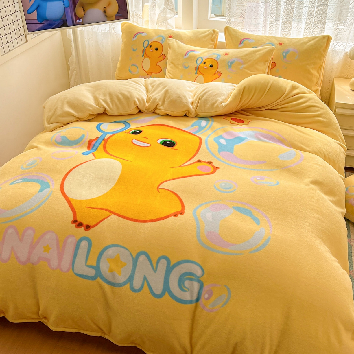 91家纺网 家纺一手货源 找家纺 浩诚 2025秋冬新款高克重牛奶绒大版卡通四件套 小奶龙