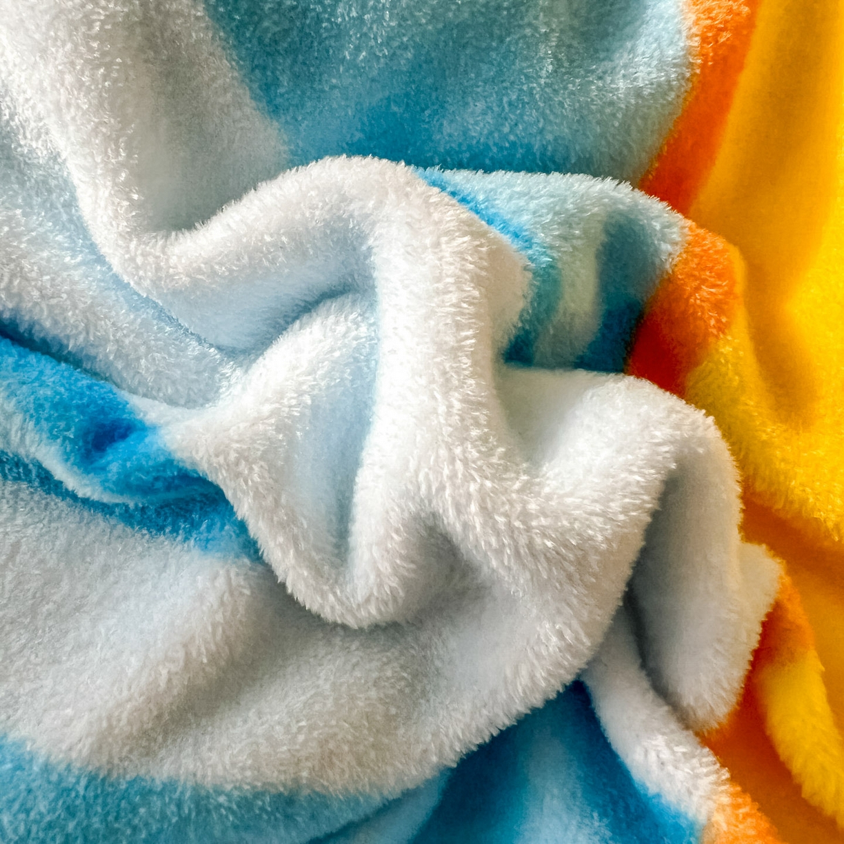 91家纺网 家纺一手货源 找家纺 浩诚 2025秋冬新款高克重牛奶绒大版卡通四件套 快乐狂欢