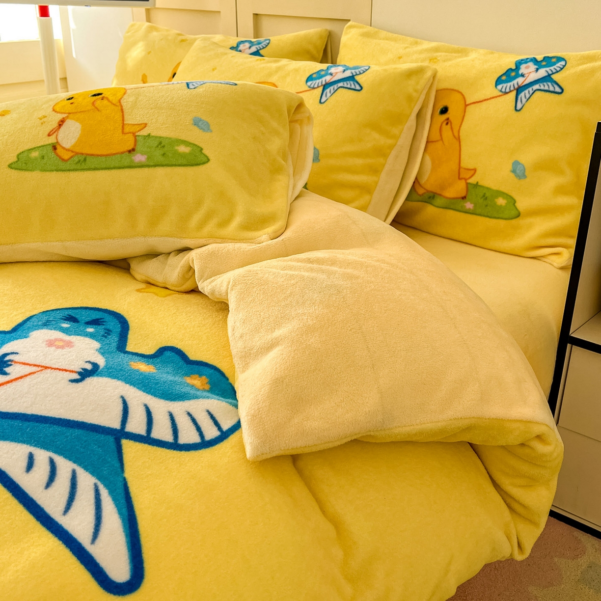 91家纺网 家纺一手货源 找家纺 浩诚 2025秋冬新款高克重牛奶绒大版卡通四件套 轻松一刻