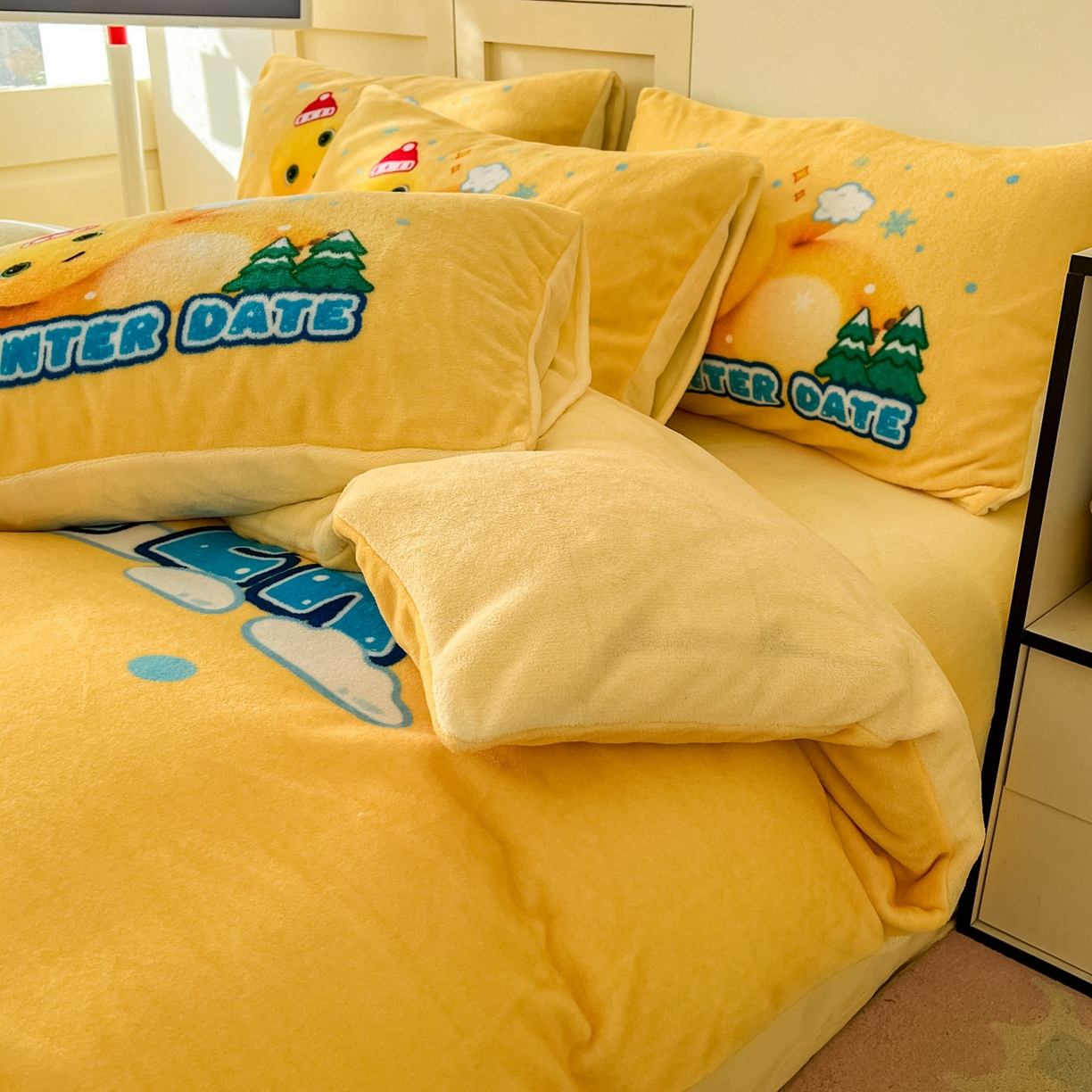 91家纺网 家纺一手货源 找家纺 浩诚 2025秋冬新款高克重牛奶绒大版卡通四件套 冬日暖暖