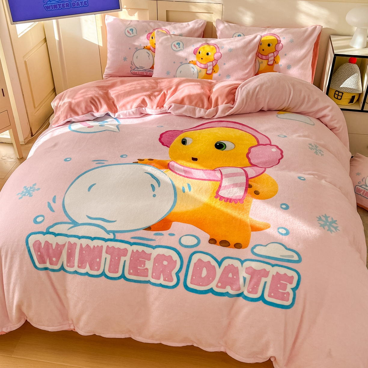 91家纺网 家纺一手货源 找家纺 浩诚 2025秋冬新款高克重牛奶绒大版卡通四件套 雪地达人