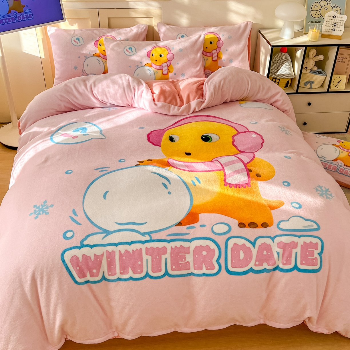 91家纺网 家纺一手货源 找家纺 浩诚 2025秋冬新款高克重牛奶绒大版卡通四件套 雪地达人