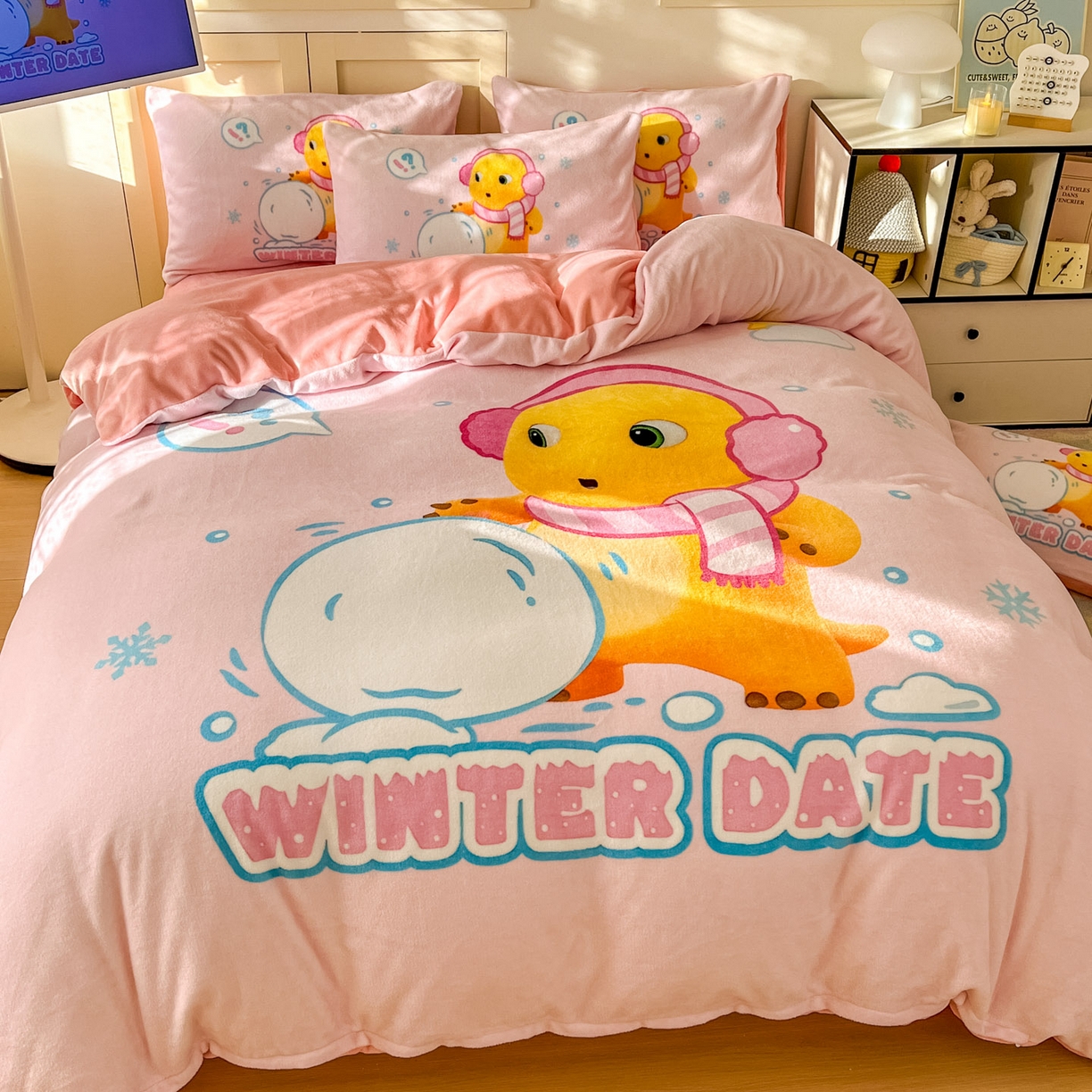 91家纺网 家纺一手货源 找家纺 浩诚 2025秋冬新款高克重牛奶绒大版卡通四件套 雪地达人