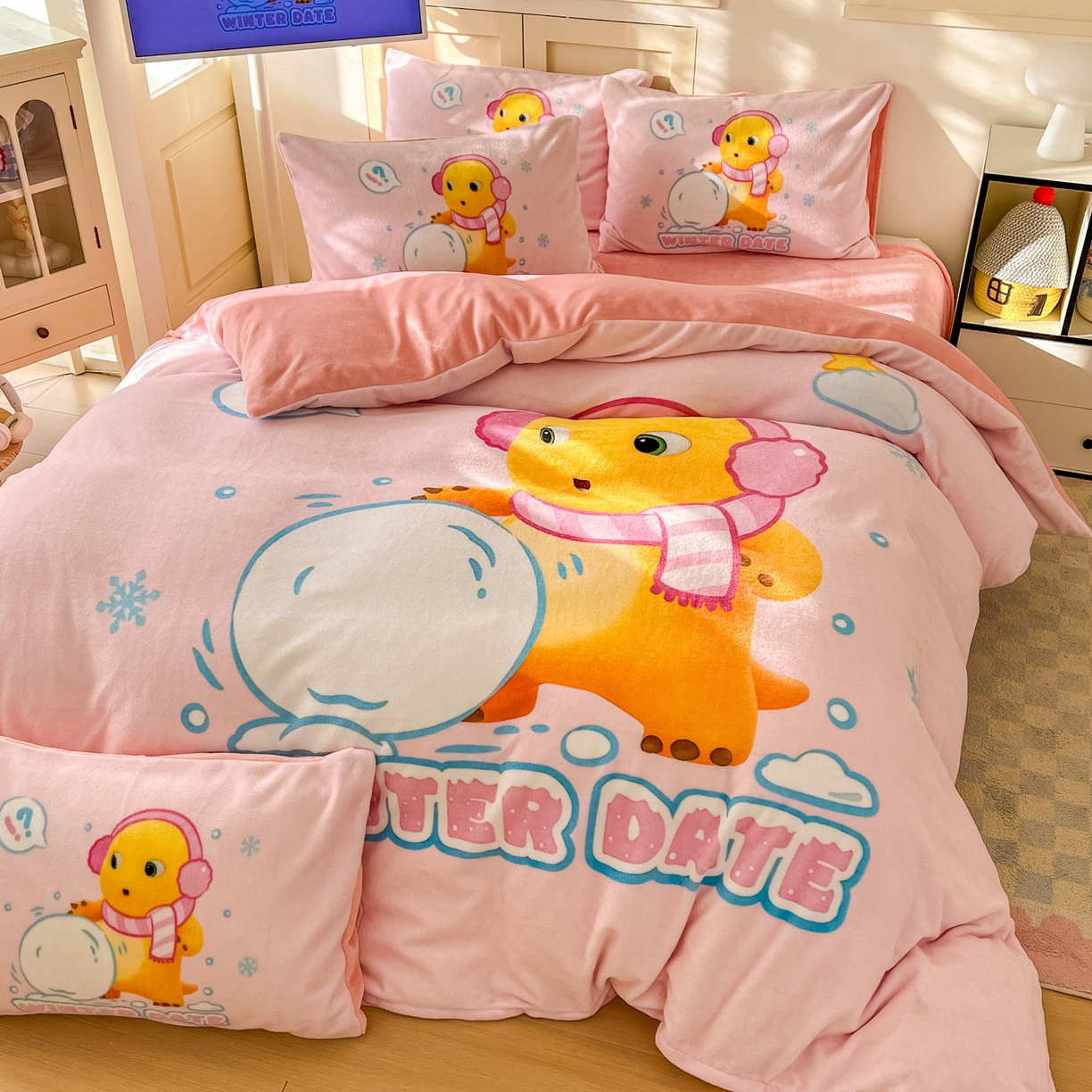 91家纺网 家纺一手货源 找家纺 浩诚 2025秋冬新款高克重牛奶绒大版卡通四件套 雪地达人