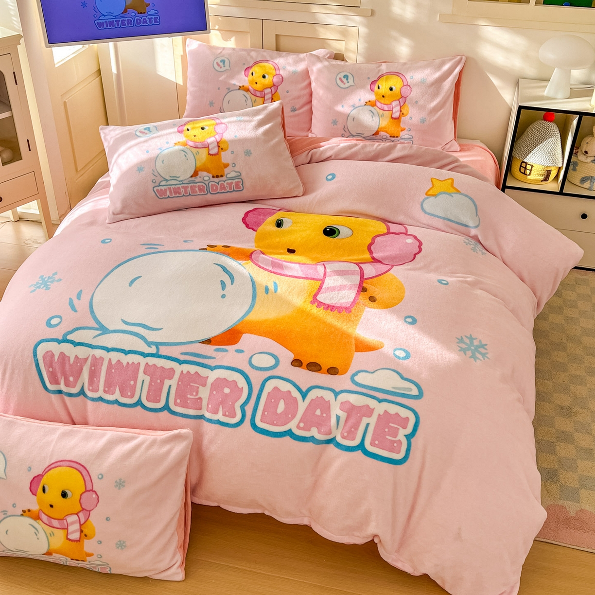 91家纺网 家纺一手货源 找家纺 浩诚 2025秋冬新款高克重牛奶绒大版卡通四件套 雪地达人