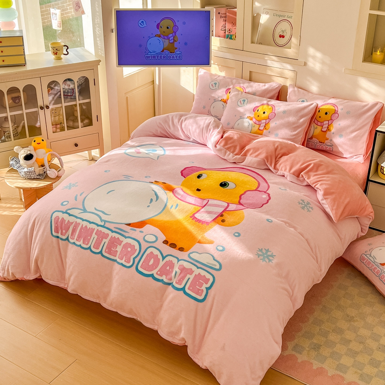 91家纺网 家纺一手货源 找家纺 浩诚 2025秋冬新款高克重牛奶绒大版卡通四件套 雪地达人