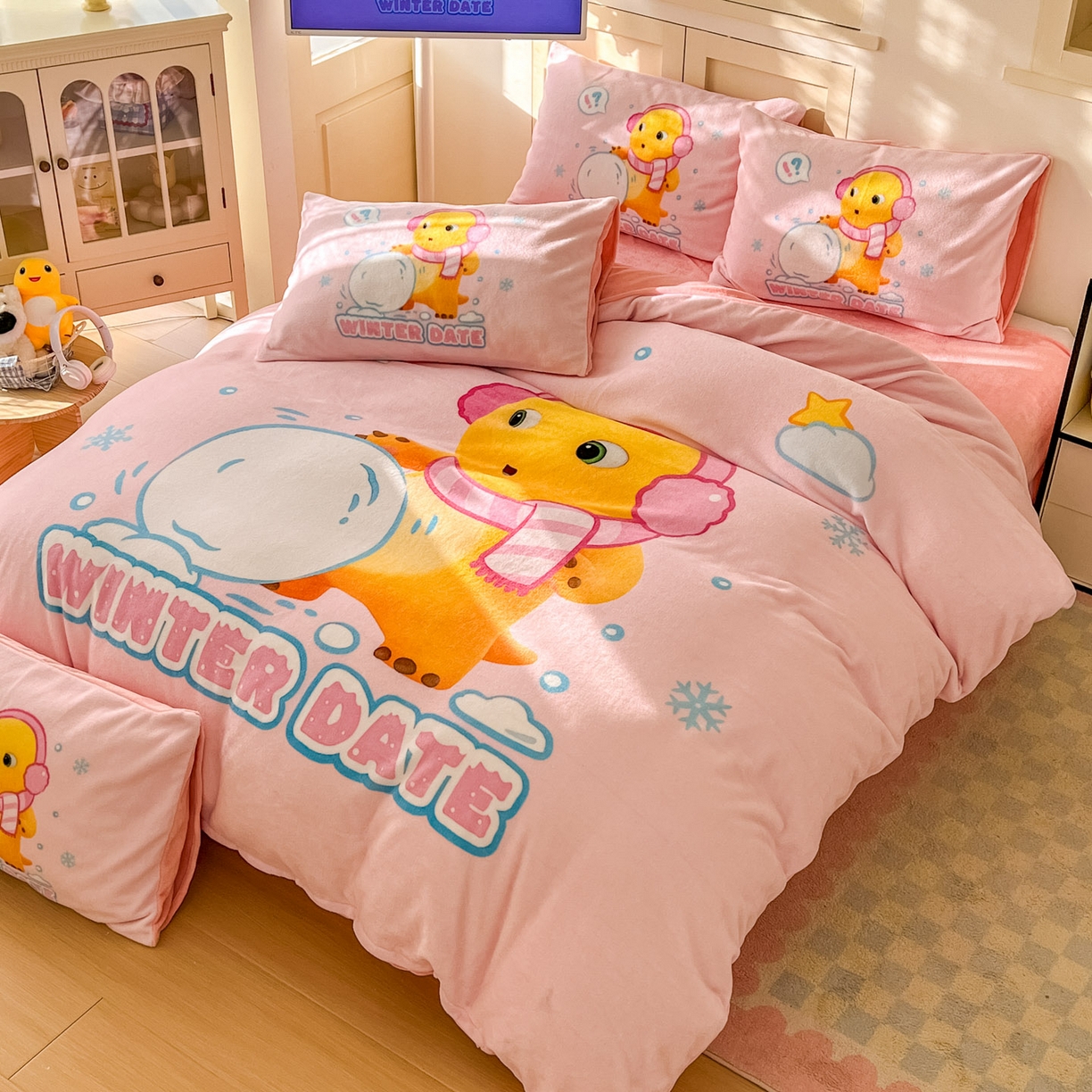 91家纺网 家纺一手货源 找家纺 浩诚 2025秋冬新款高克重牛奶绒大版卡通四件套 雪地达人