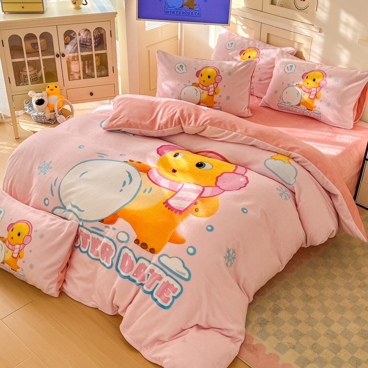 91家纺网 家纺一手货源 找家纺 浩诚 2025秋冬新款高克重牛奶绒大版卡通四件套 雪地达人