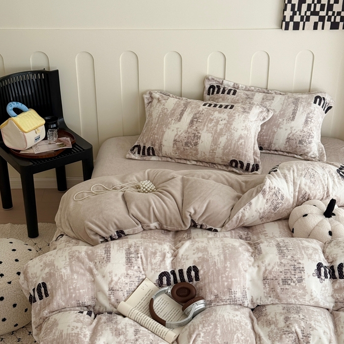 91家纺网 家纺一手货源 找家纺 于果 2025新款牛奶绒印花四件套 迷你字母