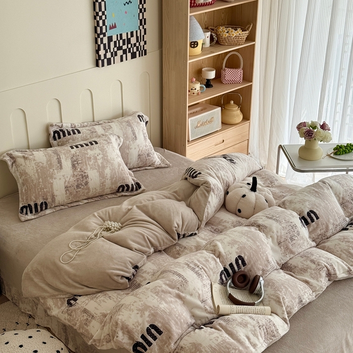 91家纺网 家纺一手货源 找家纺 于果 2025新款牛奶绒印花四件套 迷你字母