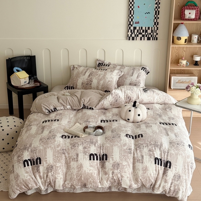 91家纺网 家纺一手货源 找家纺 于果 2025新款牛奶绒印花四件套 迷你字母