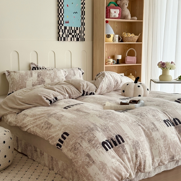 91家纺网 家纺一手货源 找家纺 于果 2025新款牛奶绒印花四件套 迷你字母