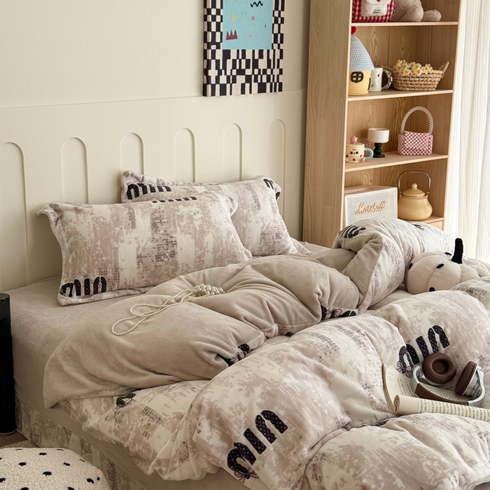 91家纺网 家纺一手货源 找家纺 于果 2025新款牛奶绒印花四件套 迷你字母