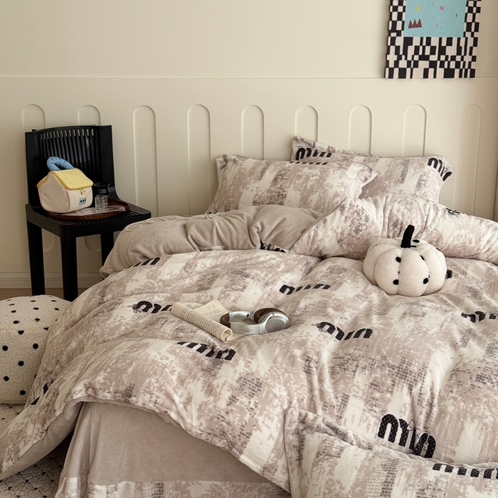 于果 2025新款牛奶绒印花四件套 迷你字母