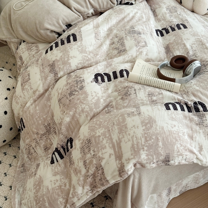 91家纺网 家纺一手货源 找家纺 于果 2025新款牛奶绒印花四件套 迷你字母