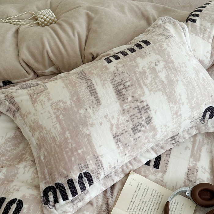 91家纺网 家纺一手货源 找家纺 于果 2025新款牛奶绒印花四件套 迷你字母