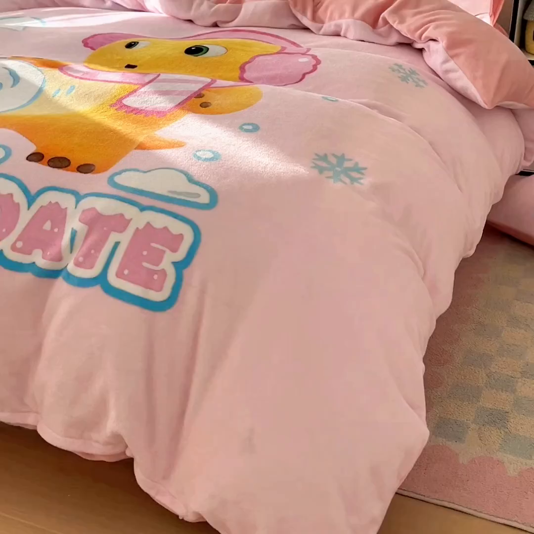 91家纺网 家纺一手货源 找家纺 浩诚 2025秋冬新款高克重牛奶绒大版卡通四件套 雪地达人