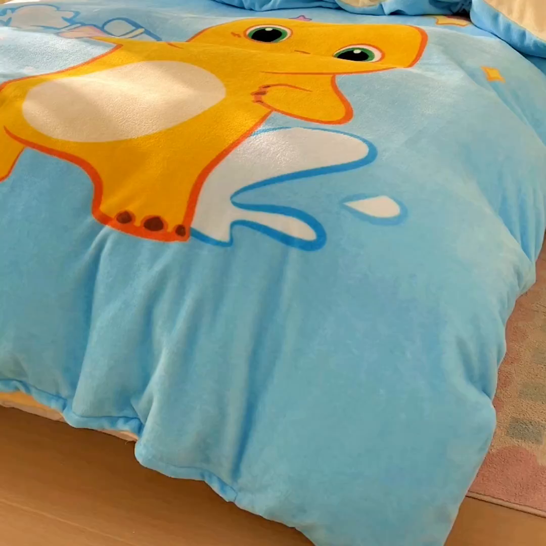 91家纺网 家纺一手货源 找家纺 浩诚 2025秋冬新款高克重牛奶绒大版卡通四件套 快乐狂欢