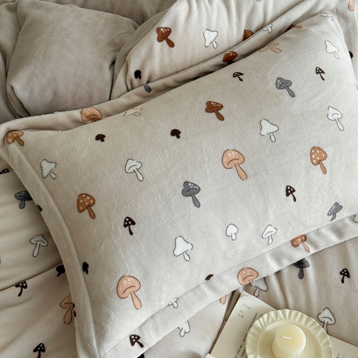 91家纺网 家纺一手货源 找家纺 于果 2025新款牛奶绒印花四件套 蘑菇