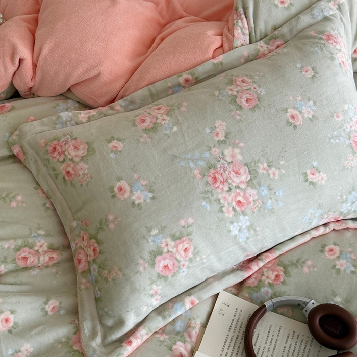 91家纺网 家纺一手货源 找家纺 于果 2025新款牛奶绒印花四件套 沐熙花-绿