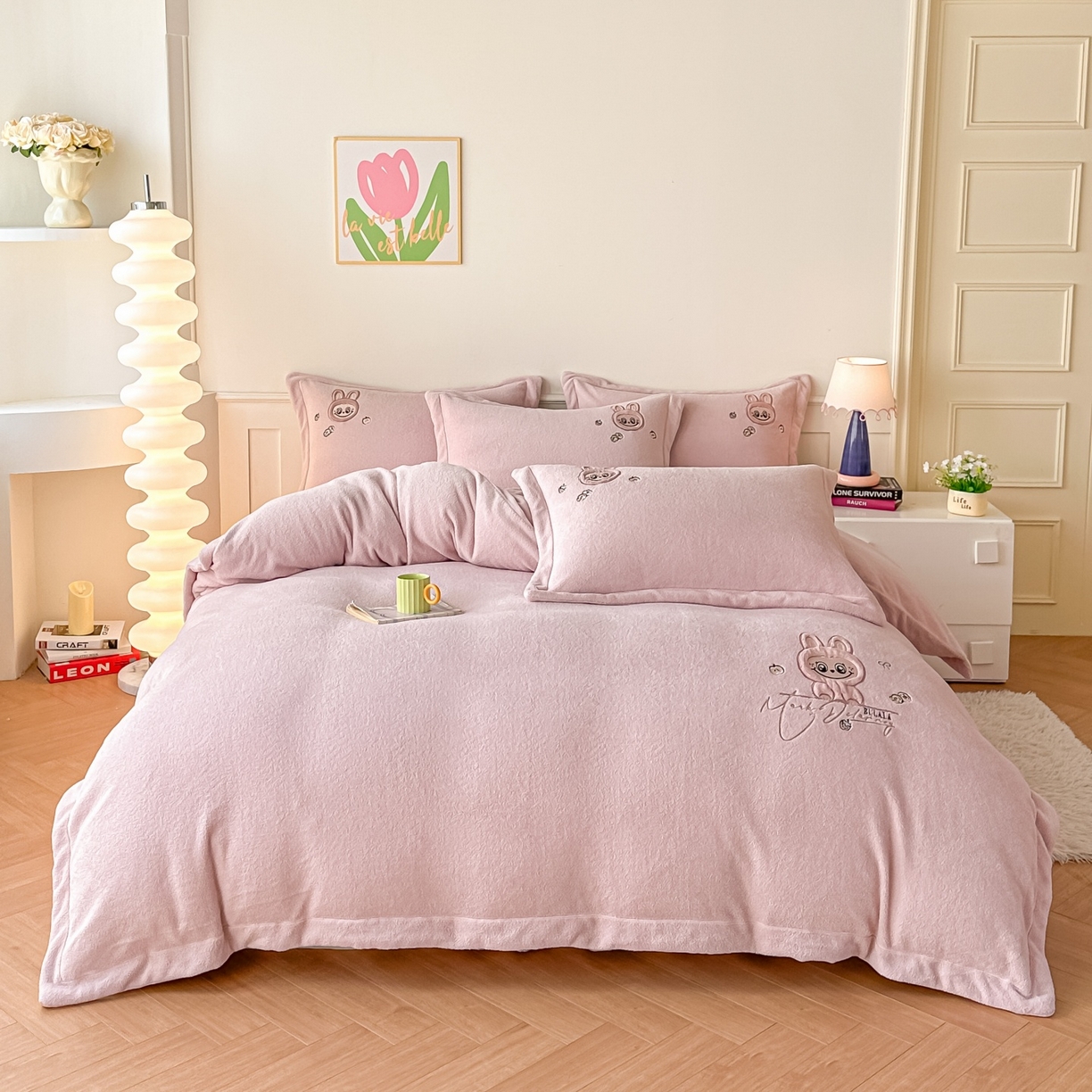 91家纺网 家纺一手货源 找家纺 （总）浩诚 2025秋冬新款高克重艾尼绒牛奶绒床单款床盖款刺绣四件套